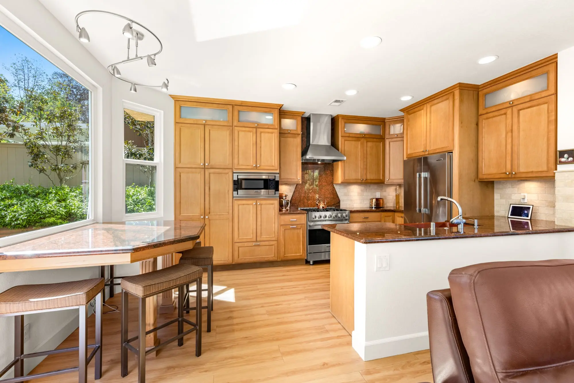 Traditional kitchen remodeling with warm wood cabinetry and granite countertops by Teknik