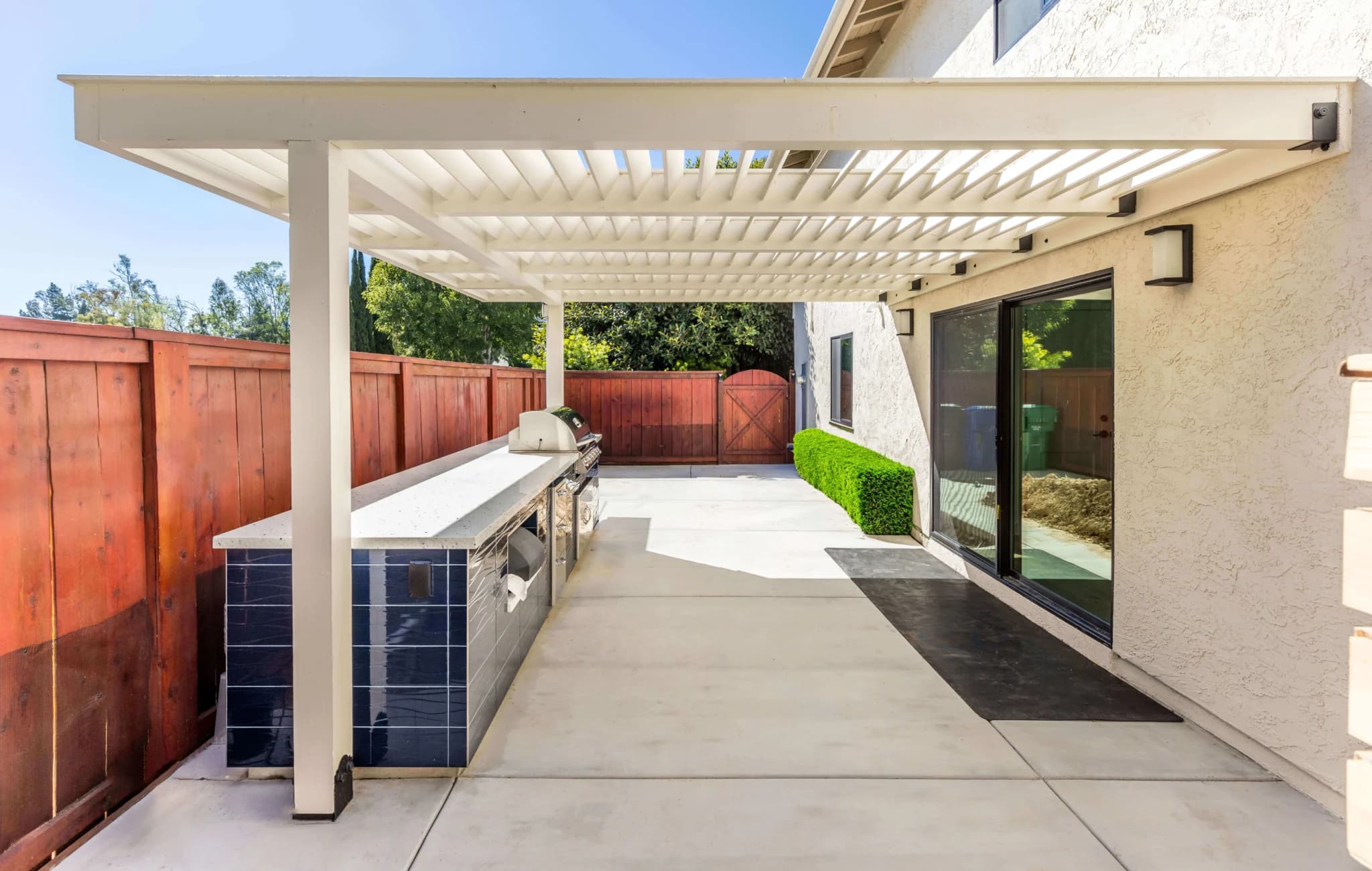 Modern outdoor kitchen home addition in San Diego with BBQ and pergola by Teknik